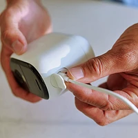 Caméra de surveillance d'intérieur/d'extérieur sans fil 2K Essential XL (2e génération) d'Arlo - Ensemble de 3 - Blanc