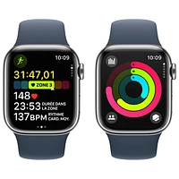 Apple Watch Series 9 (GPS + Cellular) avec boîtier de mm en acier inoxydable argenté et bracelet sport bleu tempête par TELUS - Moyen/Grand