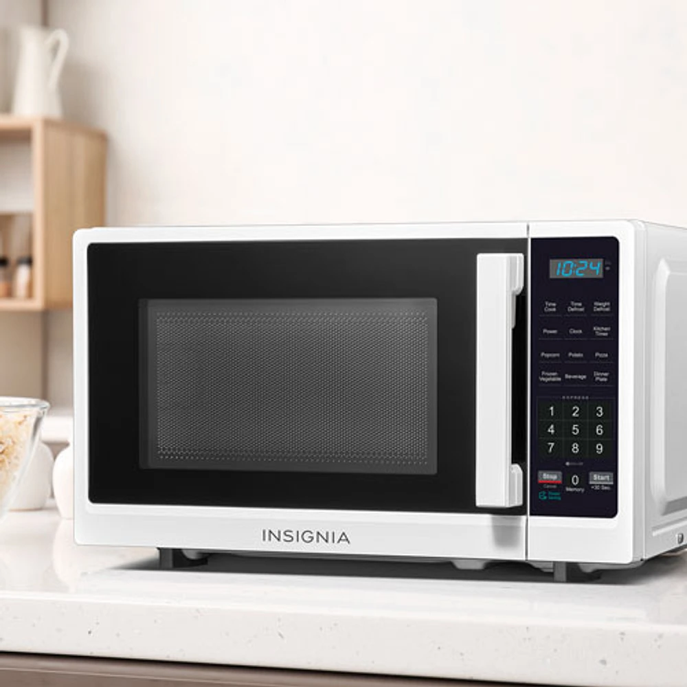 Insignia 0.7 Cu. Ft. Microwave (NS-MW7WH5-C) - White - Only at Best Buy