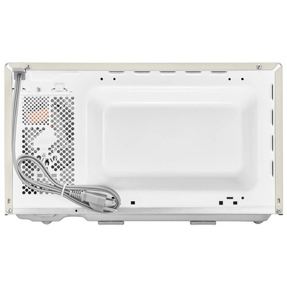 Insignia Retro 0.7 Cu. Ft. Retro Compact Microwave (NS-MW7RM5-C) - Cream - Only at Best Buy