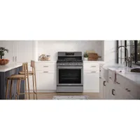 Cuisinière à gaz autonome à convection véritable et friture à air chaud 5,1 pi³ 30 po Gallery de Frigidaire (GCRG3060BD) - Acier inoxydable noir