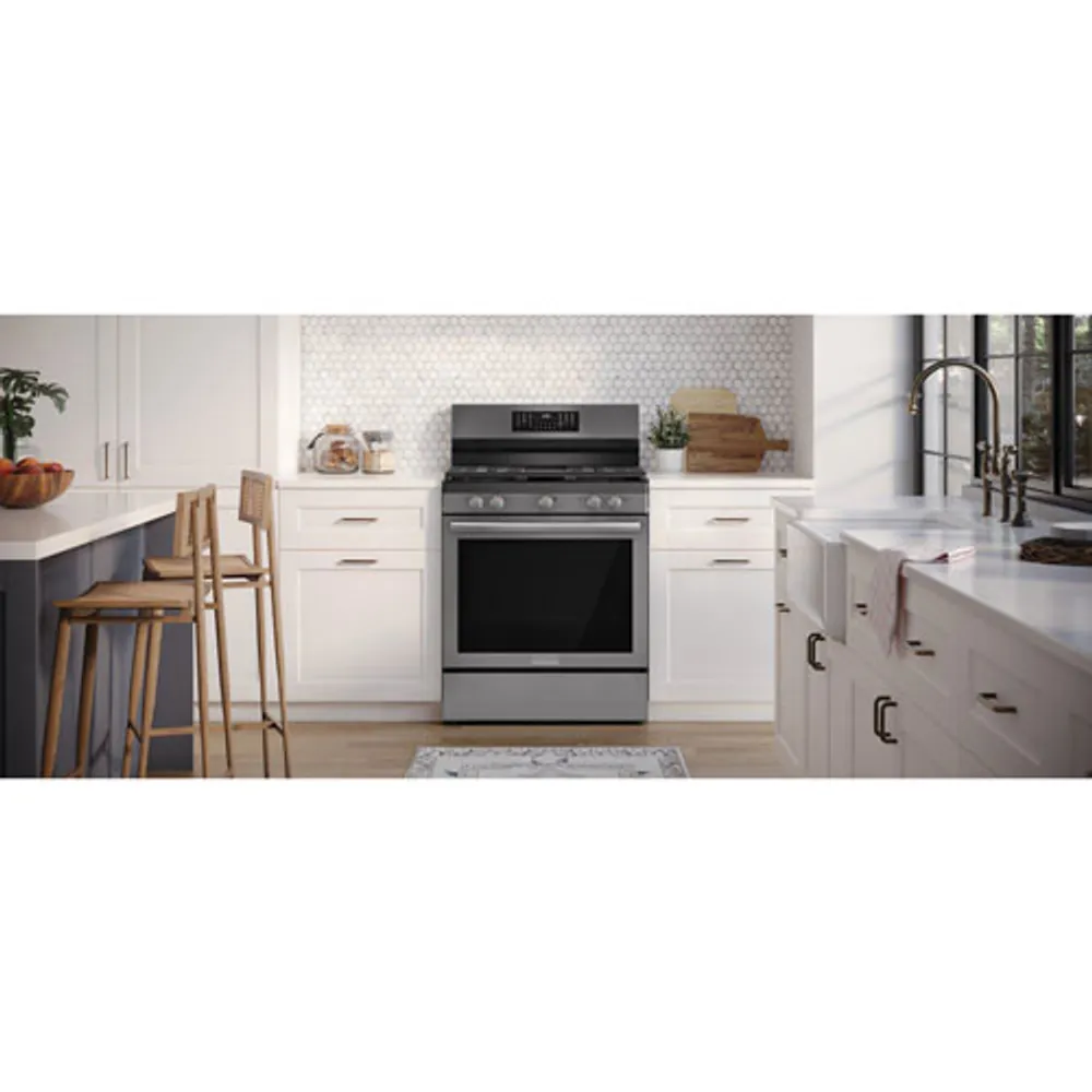 Cuisinière à gaz autonome à convection véritable et friture à air chaud 5,1 pi³ 30 po Gallery de Frigidaire (GCRG3060BD) - Acier inoxydable noir