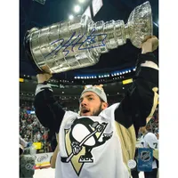 Frameworth Penguins de Pittsburgh : Photo autographiée de Kris Letang avec la coupe Stanley en