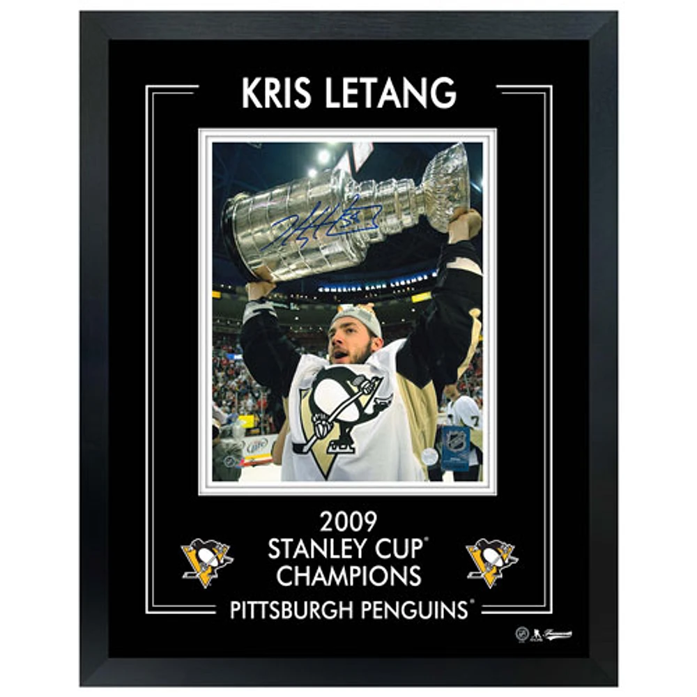 Frameworth Penguins de Pittsburgh : Photo autographiée et encadrée de Kris Letang avec la coupe Stanley en (16 x 20 po