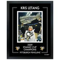 Frameworth Penguins de Pittsburgh : Photo autographiée et encadrée de Kris Letang avec la coupe Stanley en (16 x 20 po