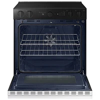 Cuisinière électrique encastrable à 5 éléments avec convection véritable 6,3 pi³ 30 po BESPOKE de Samsung (NSE6DB850012AC) - Blanc