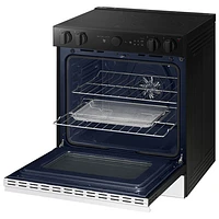 Cuisinière électrique encastrable à 5 éléments avec convection véritable 6,3 pi³ 30 po BESPOKE de Samsung (NSE6DB850012AC) - Blanc