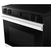 Cuisinière électrique encastrable à 5 éléments avec convection véritable 6,3 pi³ 30 po BESPOKE de Samsung (NSE6DB850012AC) - Blanc