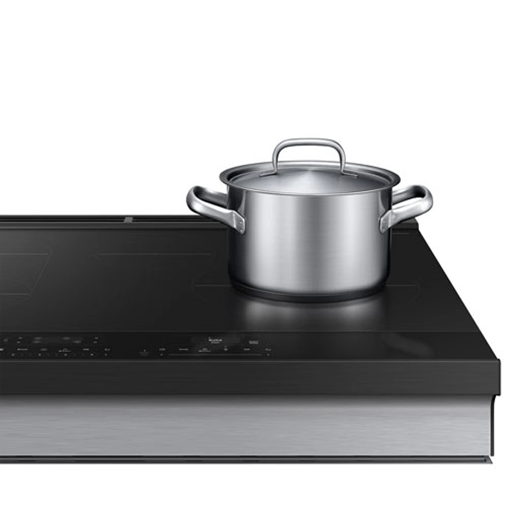 Cuisinière électrique encastrable à induction avec convection véritable 6,3 pi³ 30 po BESPOKE de Samsung (NSI6DG9500SRAC) - Acier inoxydable