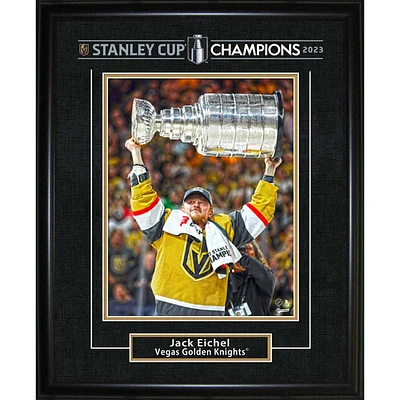 Frameworth - Golden Knights de Vegas : Photo encadrée de Jack Eichel avec la Coupe Stanley 2023 (10 x 12 po)