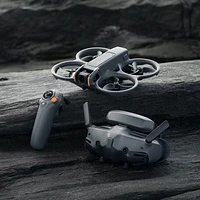 Ensemble Fly More avec drone quadricoptère Avata 2 de DJI, casque Goggles et manette