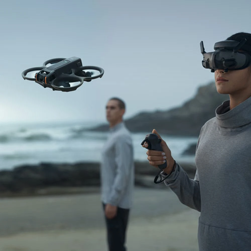 Ensemble Fly More avec drone quadricoptère Avata 2 de DJI, casque Goggles et manette