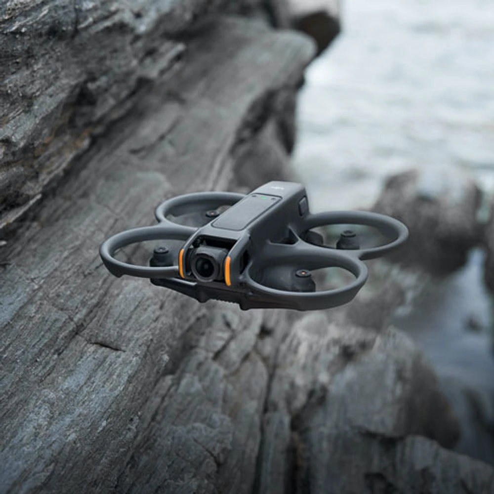 Ensemble Fly More avec drone quadricoptère Avata 2 de DJI, casque Goggles et manette