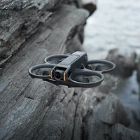 Ensemble Fly More avec drone quadricoptère Avata 2 de DJI, casque Goggles et manette