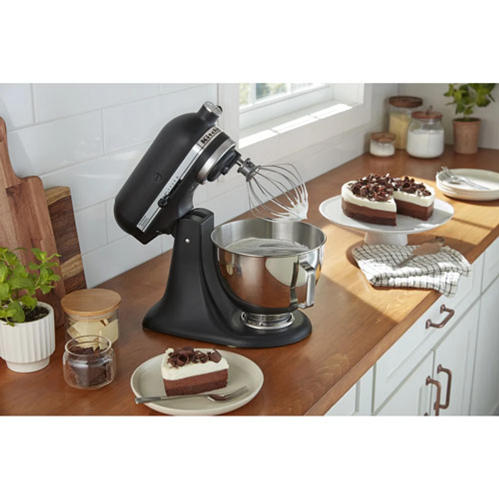 Batteur sur socle à tête inclinable de luxe de KitchenAid - 4,5 pte - 300 W - Noir mat - Exclusivité de Best Buy