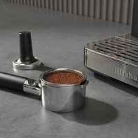 Machine à espresso semi-automatique avec moulin à café de KitchenAid - Noir fonte