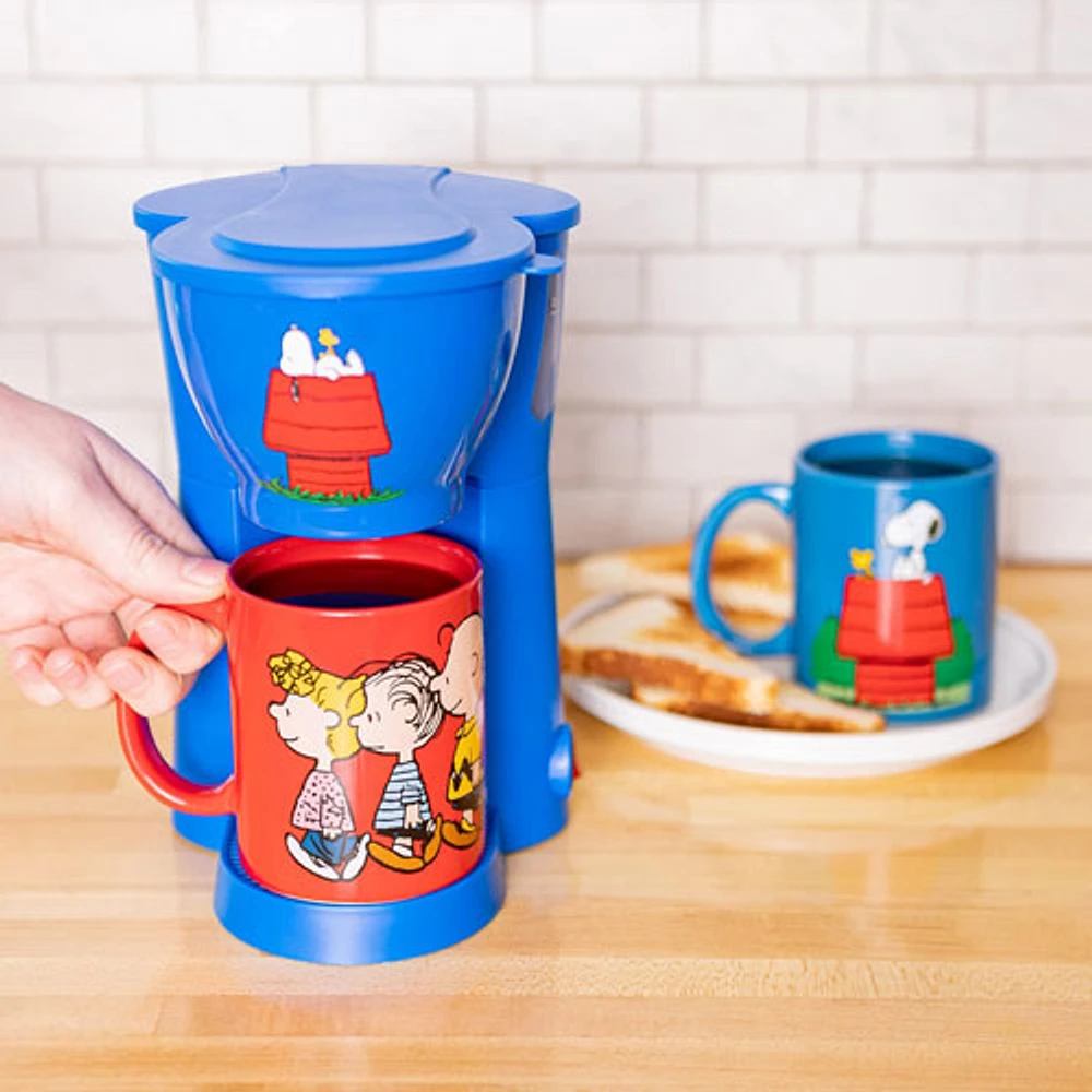 Uncanny Brands Peanuts Single Serve Coffee Maker with 2 Mugs - Blue
