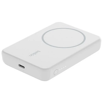 Chargeur portable magnétique sans fil 5K et station de recharge BoostCharge de Belkin - Blanc