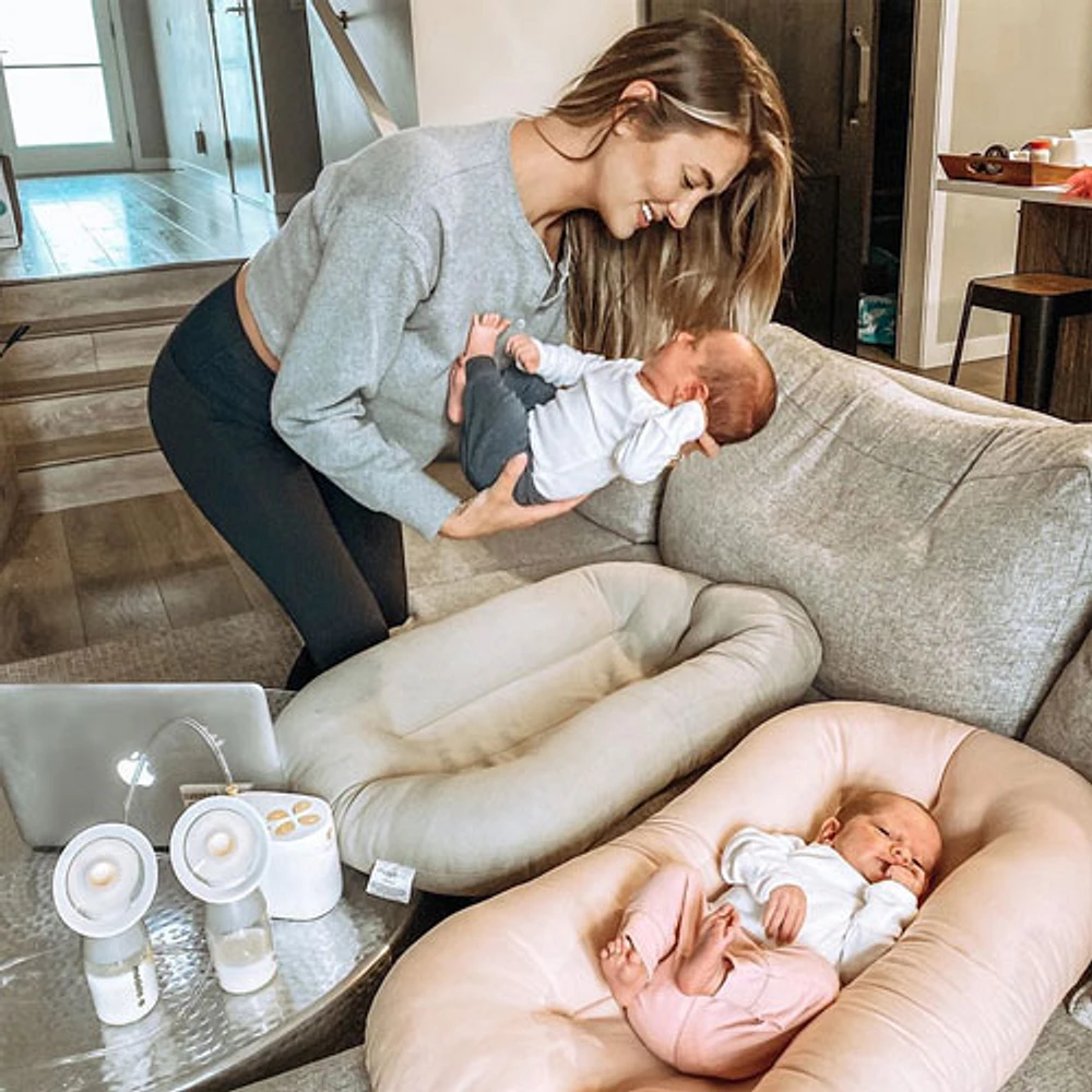 Tire-lait Pump In Style et gobelets collecteurs mains libres MaxFlow de Medela