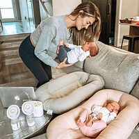 Medela Pump In Style with MaxFlow Hands-free Collection Cups Bundle