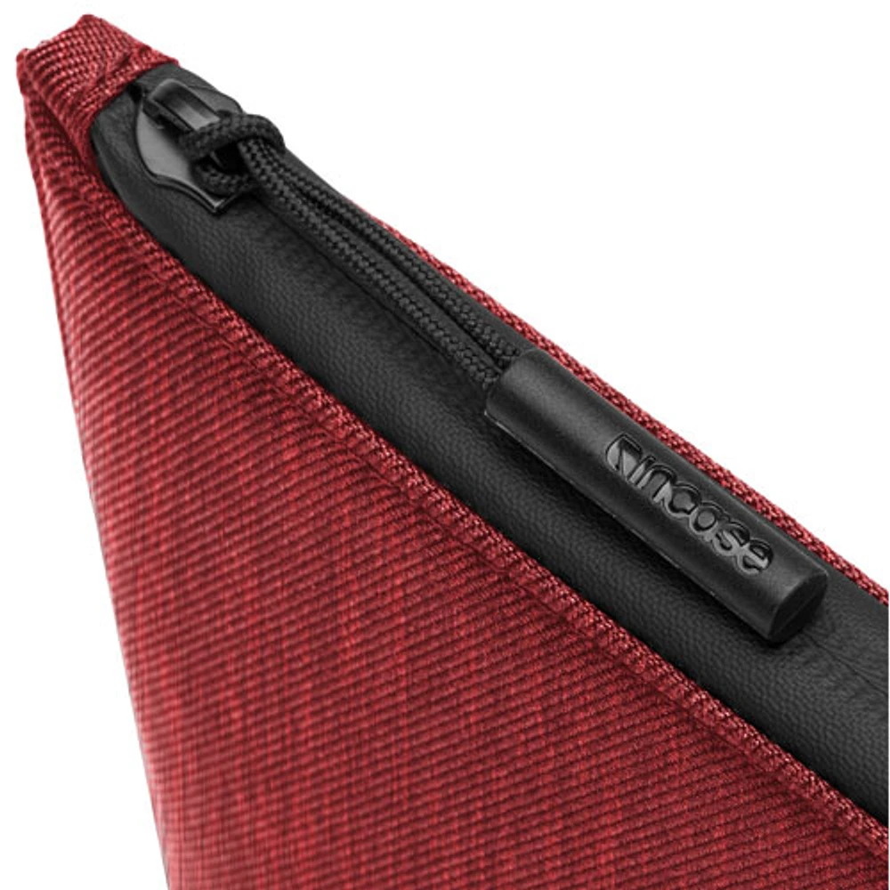 Housse Facet d'Incase en tissu croisé recyclé pour MacBook de 16 po - Rouge