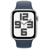 Apple Watch SE (GPS + cellulaire) de 44 mm avec boîtier en aluminium argenté et bracelet sport bleu tempête par Koodo - Moyen/Grand - Paiement Balance mensuel