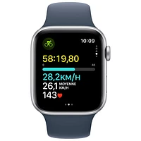 Apple Watch SE (GPS + cellulaire) de 44 mm avec boîtier en aluminium argenté et bracelet sport bleu tempête par Koodo - Moyen/Grand - Paiement Balance mensuel