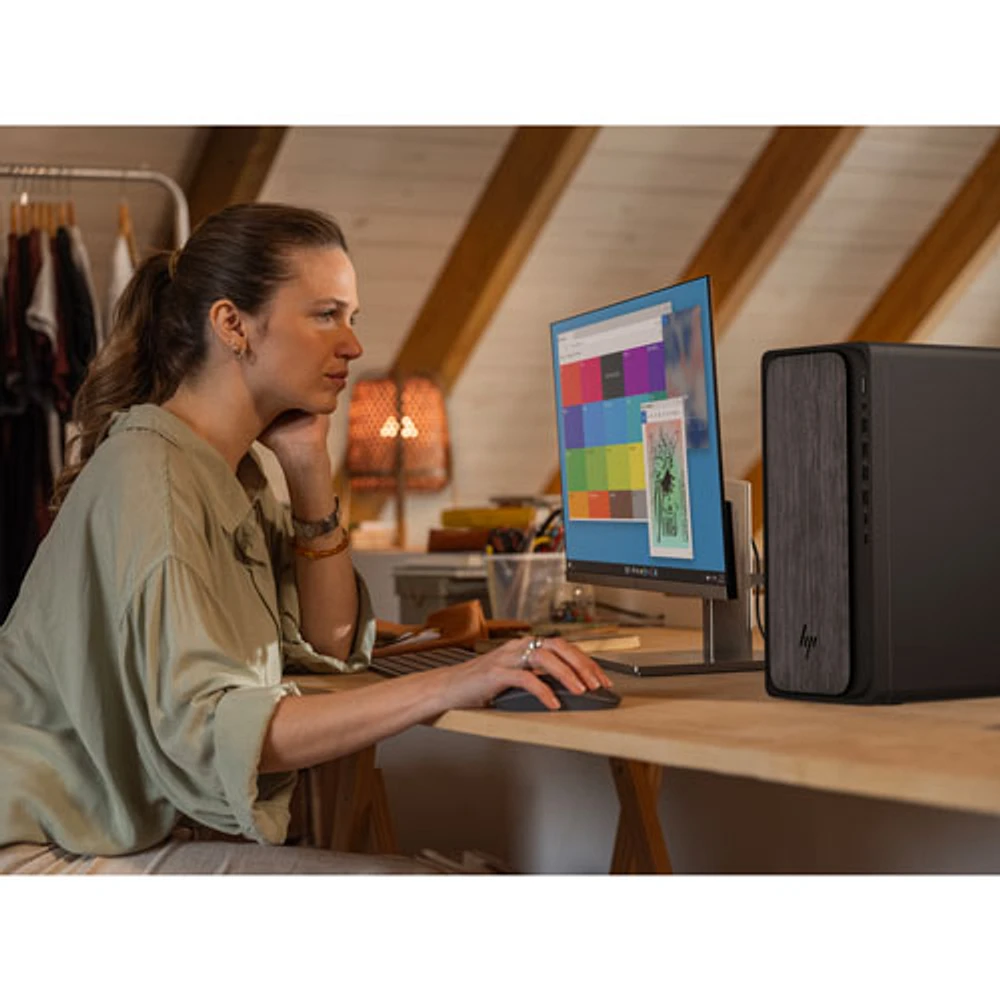 Ordinateur de bureau OmniDesk de HP - Noir (Ryzen 7 8700G d'AMD/RAM 16 Go/SSD 1 To) - Exclusivité Best Buy