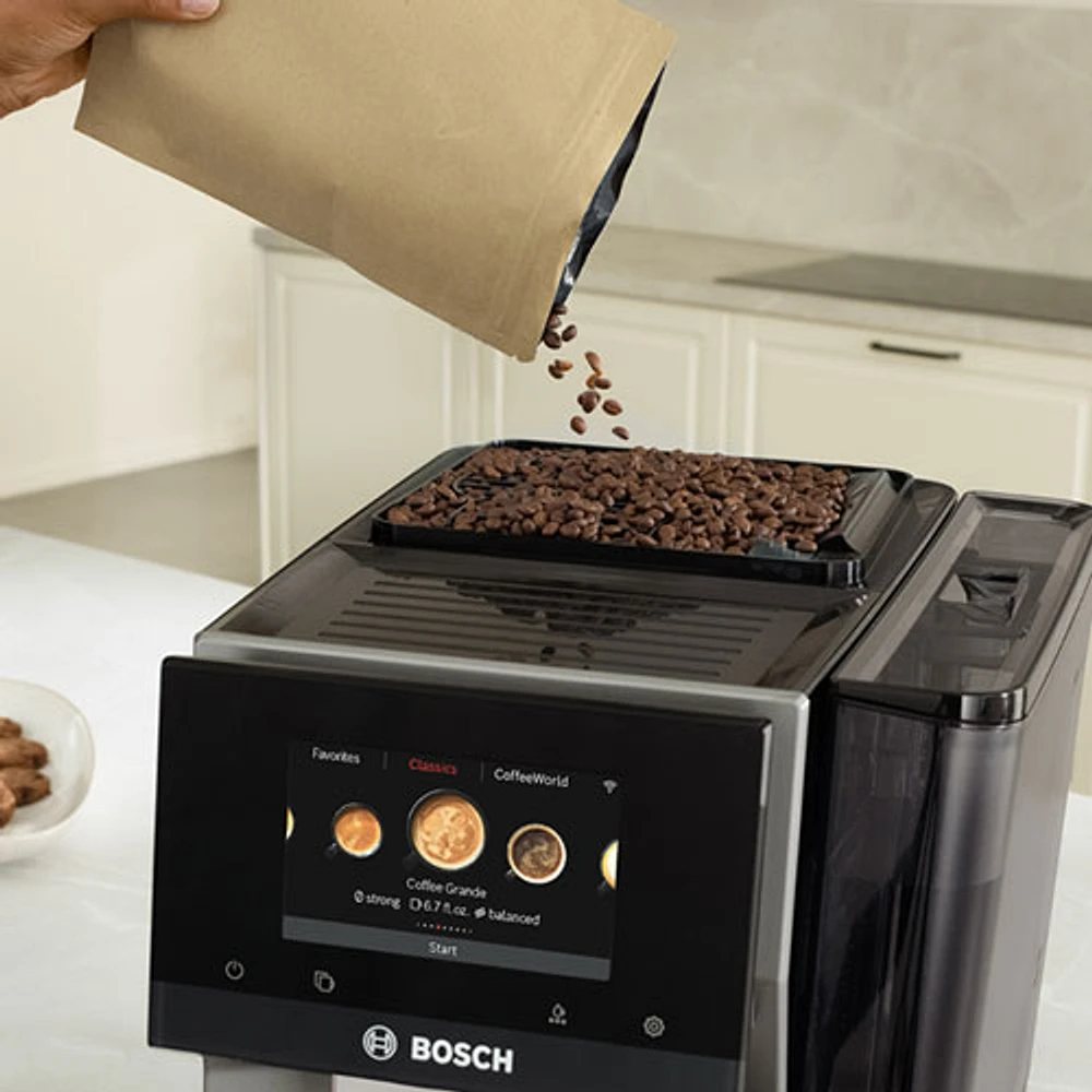 Machine à espresso automatique VeroCafe 800 de Bosch avec système de lait intégré