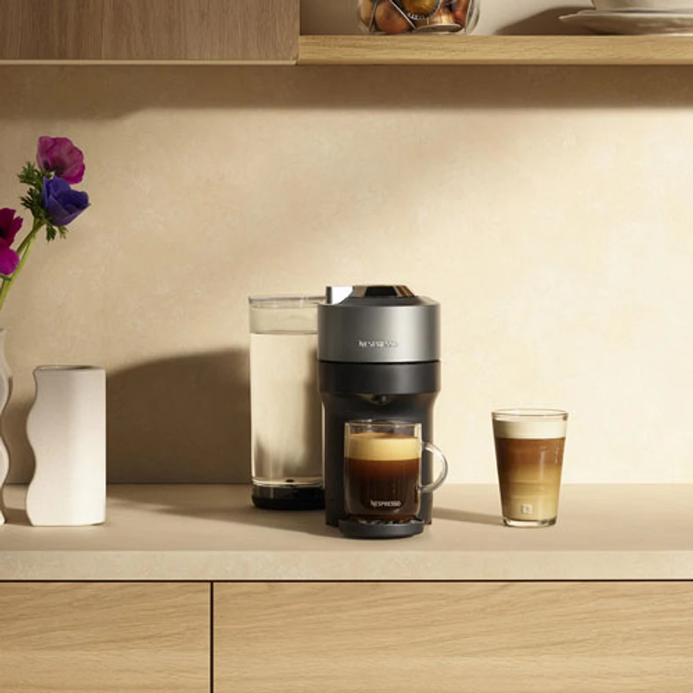 Machine à café/espresso Vertuo Pop+ Deluxe de Nespresso par De'Longhi - Titane
