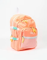 Mochila con cintas y broches de colores