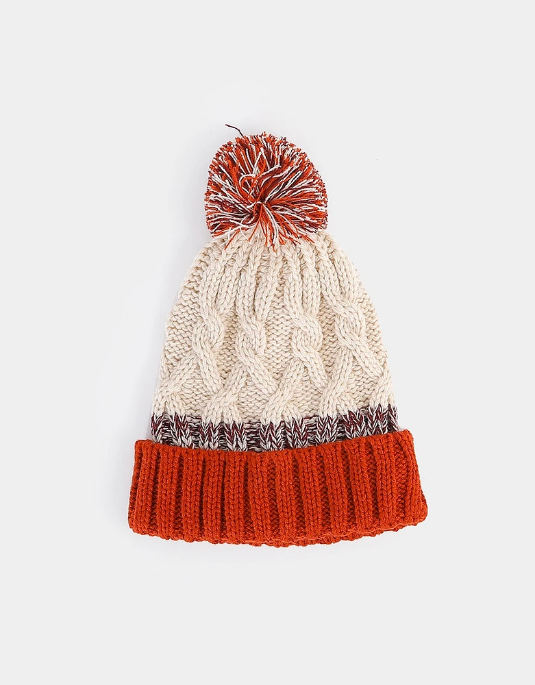 Gorro bicolor con trenzas y pompon tejido