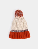 Gorro bicolor con trenzas y pompon tejido