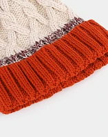 Gorro bicolor con trenzas y pompon tejido