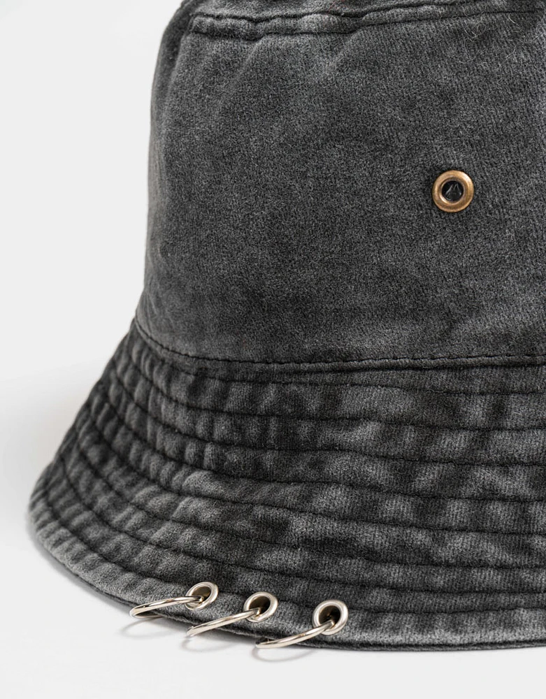 Gorro bucket con piercings