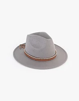 Fedora con tachas