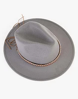 Fedora con tachas