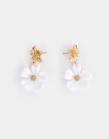 Aretes colgantes cortos con flores