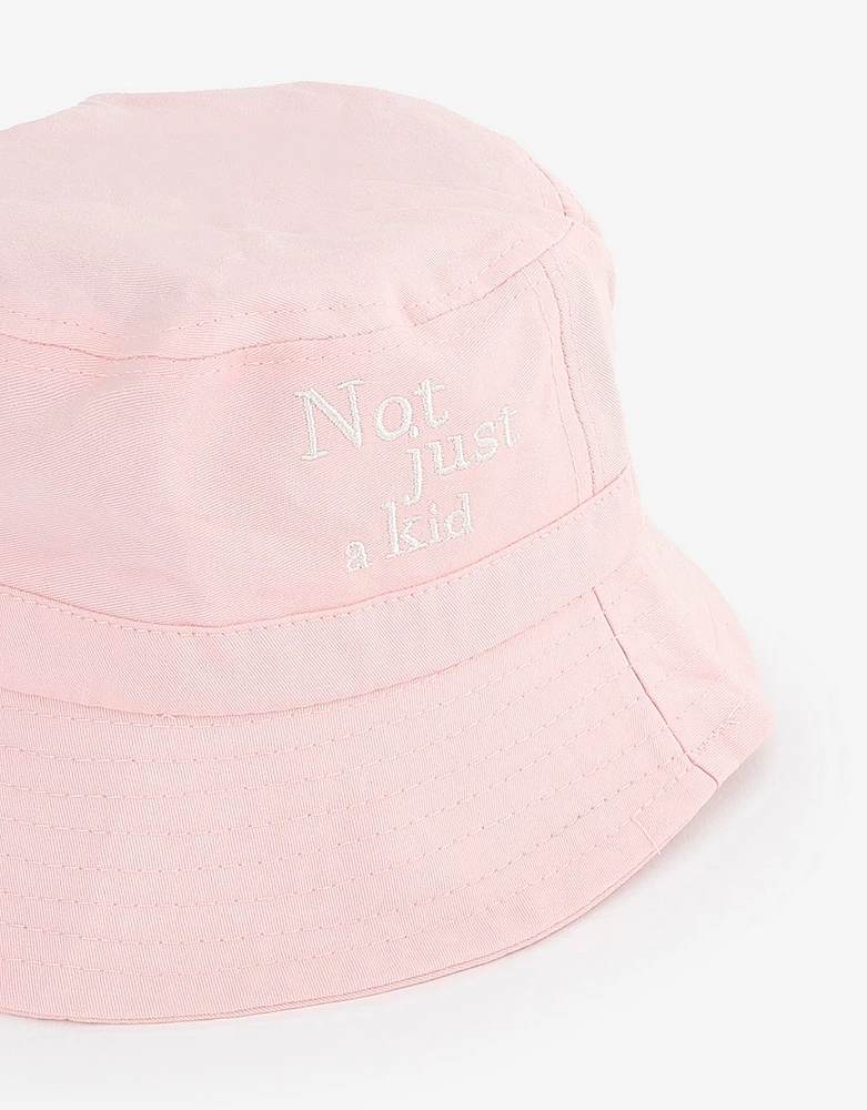 Gorro bucket infantil "not just a kid"