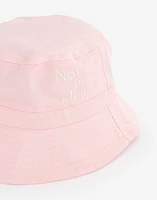 Gorro bucket infantil "not just a kid"