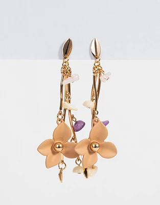 Aretes colgantes con flores