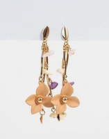 Aretes colgantes con flores