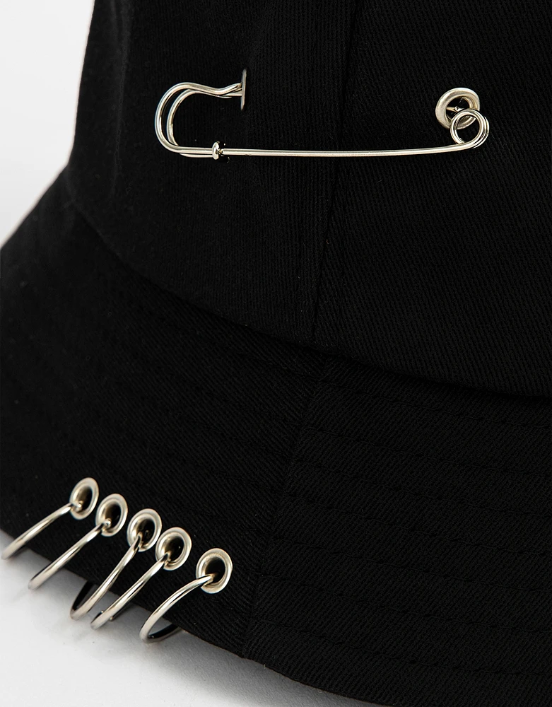 Gorro bucket con piercings