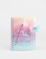 Cuaderno anillado con bolígrafo