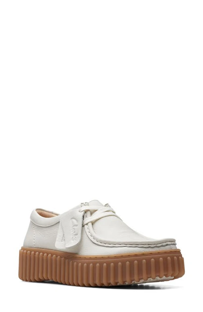 Clarks(r) Torhill Bee Chukka Sneaker Off White Leather at Nordstrom,