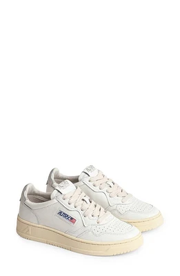 AUTRY Medalist Low Sneaker Wht/Sil at Nordstrom,