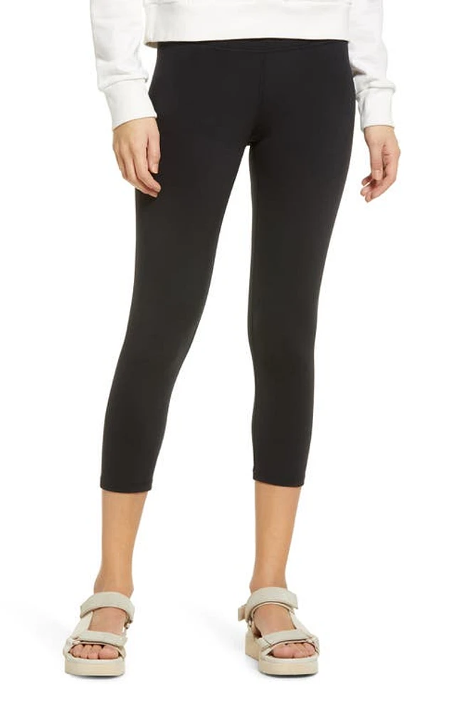 Hue Women's Active Cool Breeze Pocket Capri Performance Leggings in Black at Nordstrom, Size Medium