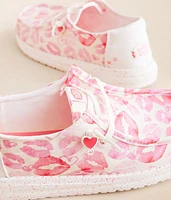 Wendy Kisses Shoe