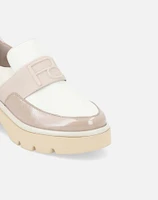 Mocasín en piel blanca con detalle de banda contraste grabada Pd para mujer