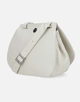 Bolso bandolera en piel color blanca con solapa grabada al frente en relieve de Pd para mujer